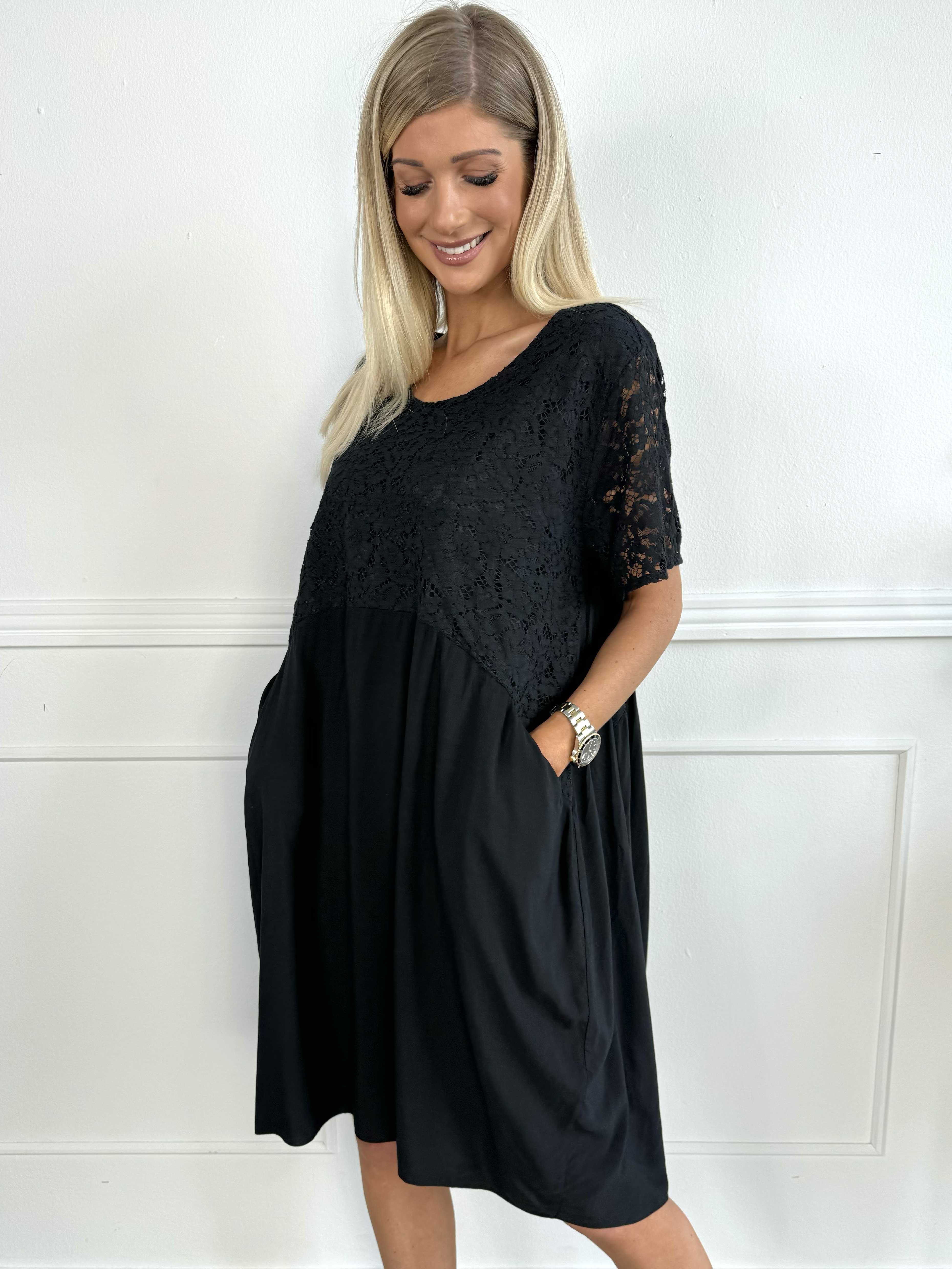 Sannie - Sød kjole med blonde og lommer